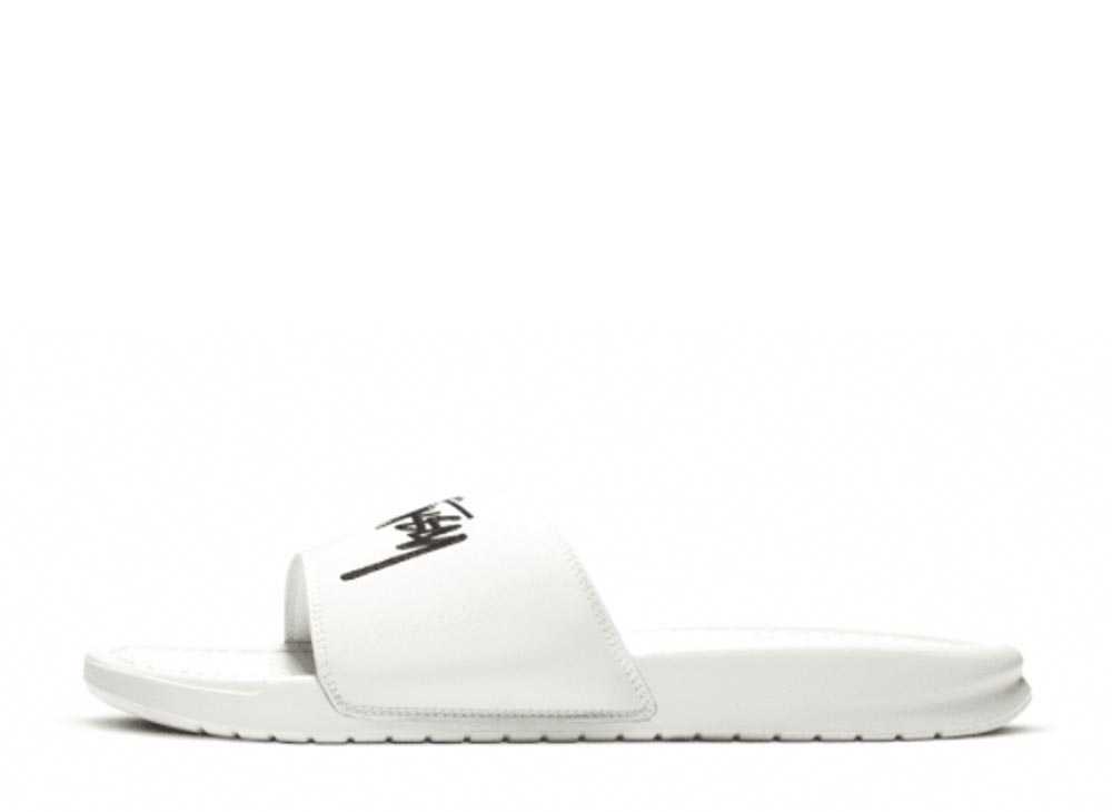 ステューシー × ナイキ べナッシ スライド サンダル セイル Stussy × Nike Benassi Slide Sandal Sail DC5239-100