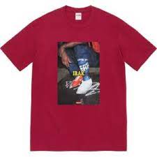 シュプリーム アイラック キャスト T Supreme/IRAK Cast Tee Cardinal SUP-FW22-135-Cardinal